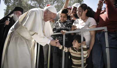 Πάπας Φραγκίσκος: Νέο «χαστούκι» στη μισαλλοδοξία - Στον καταυλισμό προσφύγων στη Λέσβο ο Ποντίφικας