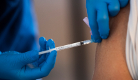 Τρίτη δόση εμβολίου για τους άνω των 18 ετών: «Πράσινο φως» από τον ΕΜΑ