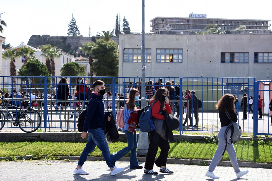 Σαρηγιάννης στο iEidiseis: Τα σχολεία θα έπρεπε να ανοίξουν με πολλά μέτρα άμυνας και όχι με ένα