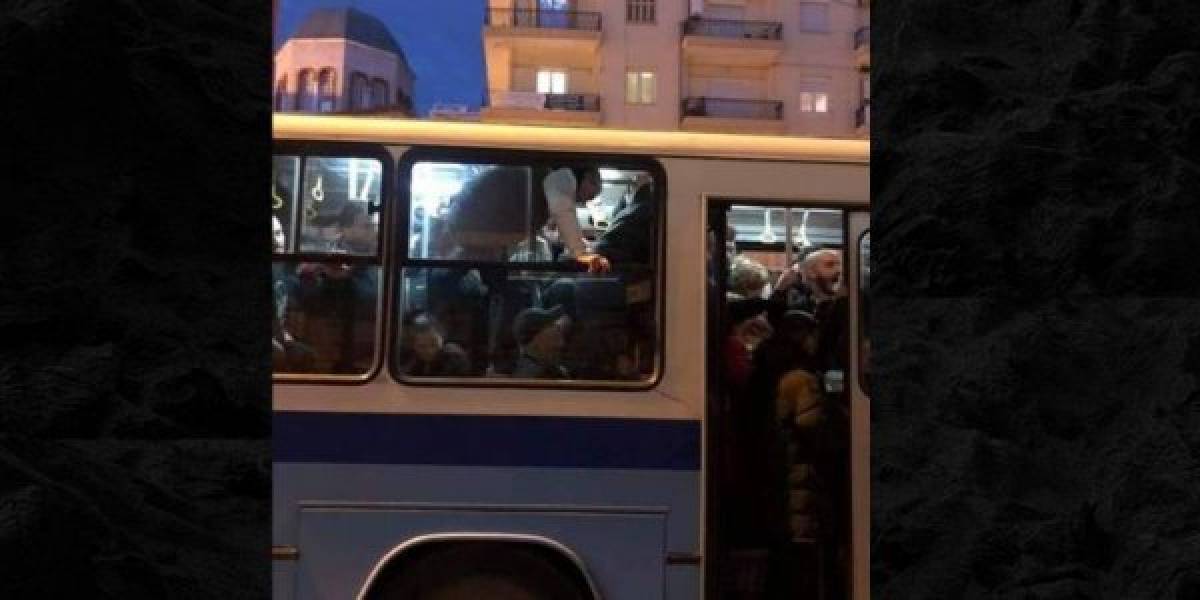 Εικόνα: Επιβάτες «στον αέρα» σε λεωφορείο ΟΑΣΘ στη Θεσσαλονίκη