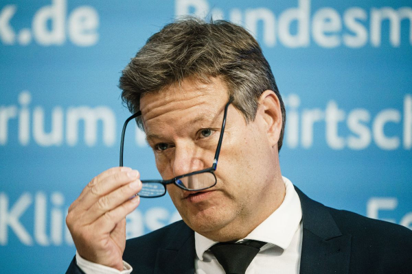 Ο Γερμανός υπουργός Οικονομίας βρήκε τη λύση: «Μείωσα τον χρόνο στο μπάνιο»