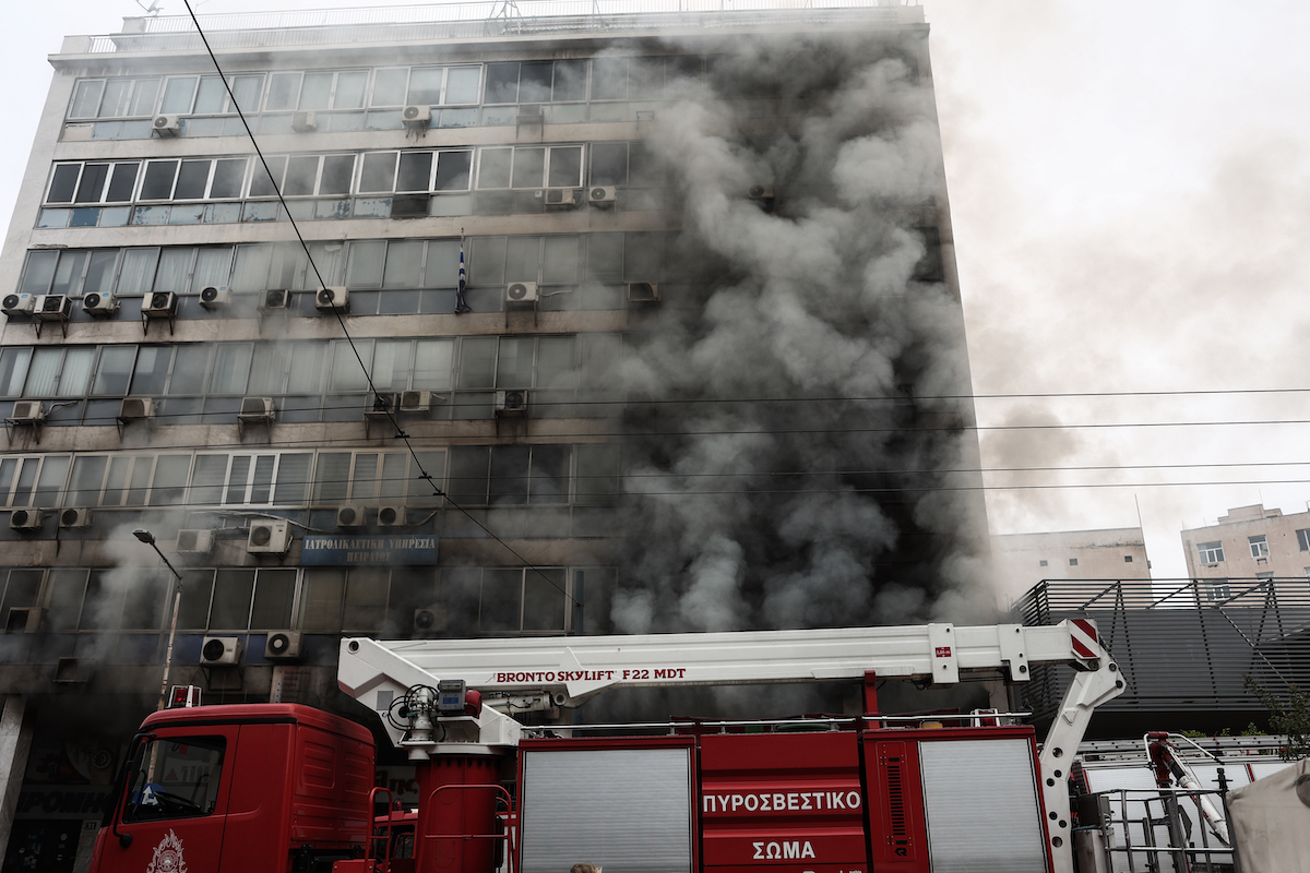 Πειραιάς: Το «μυστήριο» με τη φωτιά στο κτήριο – Καταγγελίες από το Διοικητικό Πρωτοδικείο