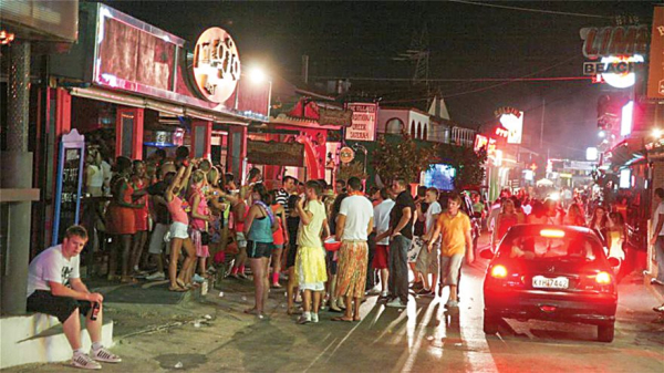 ΑΑΔΕ: Μεγάλη επιχείρηση στον Κάβο της Κέρκυρας - Φοροδιαφυγή, νοθευμένα ποτά και λουκέτο σε 28 μπαρ