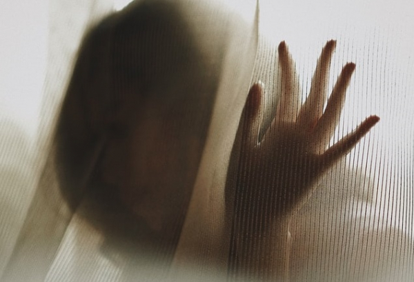 Βιασμός 24χρονης: Ποιους «φωτογραφίζει» ο ακτιβιστής Ηλίας Γκιώνης που αποκάλυψε την υπόθεση