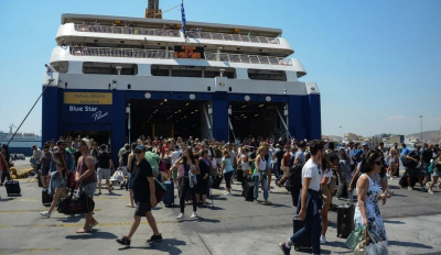 Συνεχίζεται η έξοδος των αδειούχων του Ιουλίου - 21.225 επιβάτες αναχώρησαν χθες από τον Πειραιά