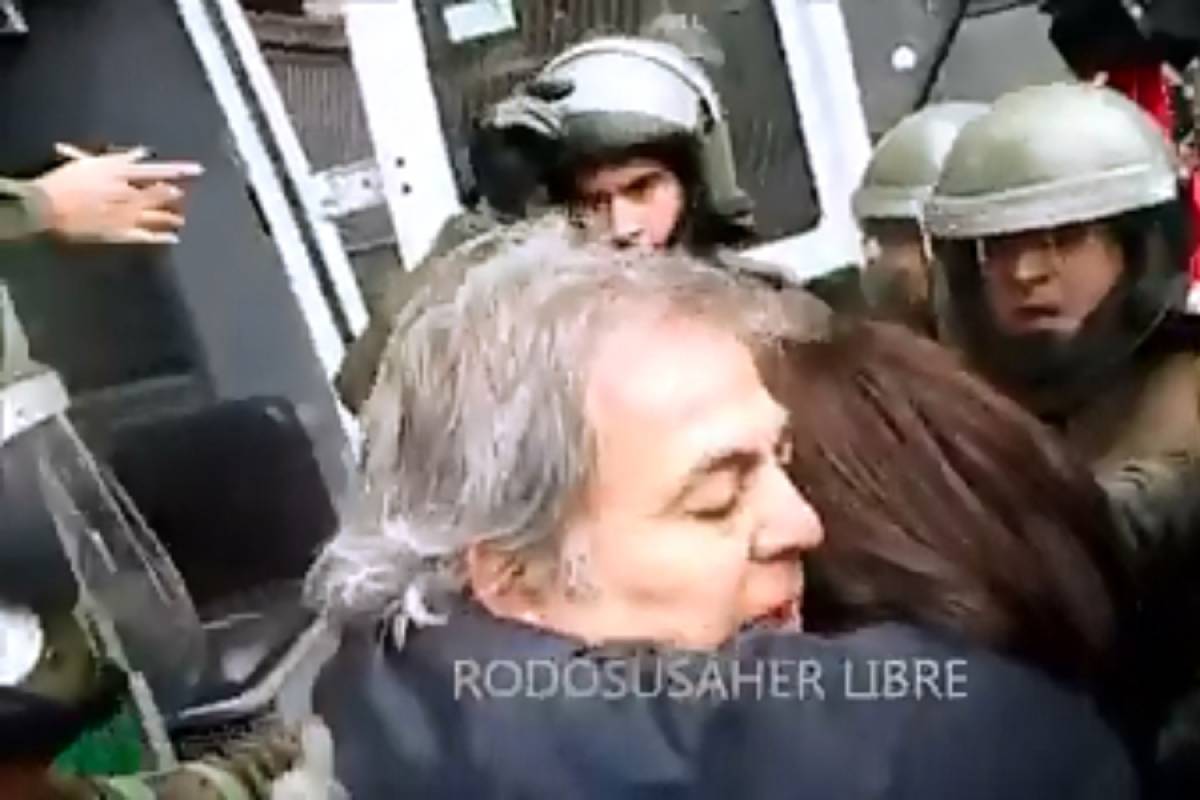 Χιλή: Μπαίνει μπροστά στους αστυνομικούς για να μην πάρουν την κόρη του (Βίντεο)