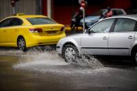 Καιρός τώρα: Καταιγίδες στην Αττική - Πλημμύρισαν δρόμοι