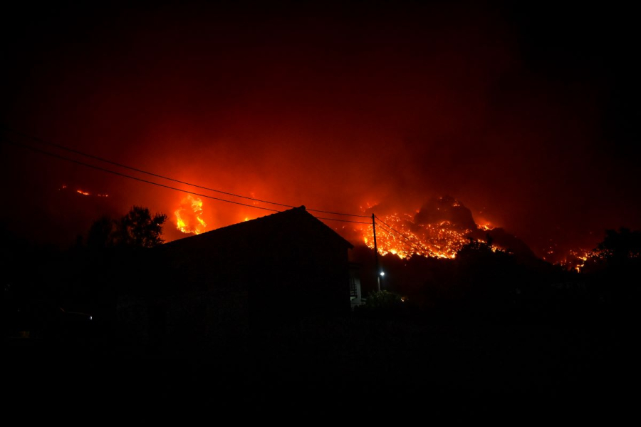 «Νεκρή ζώνη» η Νέα Αγχίαλος μετά τις εκρήξεις: Ολονύχτια μάχη με τη φωτιά - Μεταστάθμευσαν στη Λάρισα μαχητικά F16