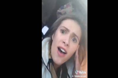 Εβγαζε βίντεο ενώ ήταν εγκλωβισμένη στο αυτοκίνητο