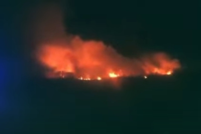 Φωτιά στην Εύβοια: Οι φλόγες απειλούν τα σπίτια στα Ψαχνά - Νύχτα αγωνίας (βίντεο)
