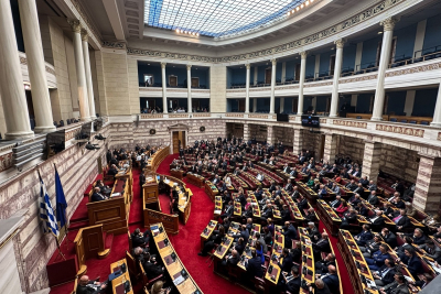 Το φάντασμα των νεοναζί πάνω από τη Βουλή - Η κυβερνητική ρύθμιση, τα κενά και η πρόταση του ΣΥΡΙΖΑ