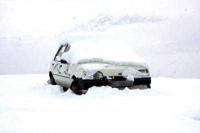 Χιόνια: 5 +2 οδηγίες αν μείνεις με το αυτοκίνητο μέσα στη χιονόπτωση