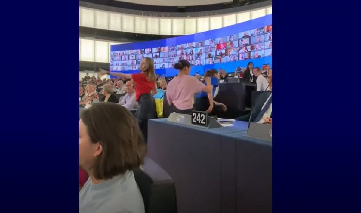 Εδώ ο κόσμος χάνεται και η Ευρώπη... λικνίζεται: Γιατί έστησαν χορό στο Ευρωκοινοβούλιο