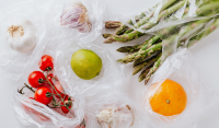 Γαλλία: Τέλος στις πλαστικές συσκευασίες για φρούτα και λαχανικά