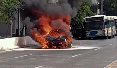 Φωτιά σε αυτοκίνητο στη Συγγρού - Συγκλονιστικές εικόνες