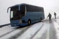 Καϊμακτσαλάν: Τουριστικό λεωφορείο με 45 επιβάτες αποκλείστηκε λόγω έντονης χιονόπτωσης