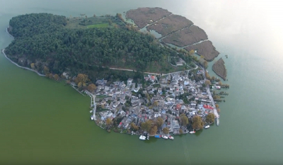 Το κατοικημένο νησί της λίμνης των Ιωαννίνων που δεν έχει όνομα