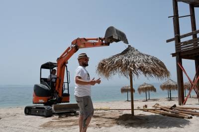 Στήνονται οι ομπρέλες στις οργανωμένες παραλίες (photos)