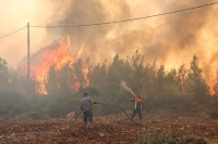 Μεγάλη μάχη με τις αναπυρώσεις: Καίει η φωτιά στη Ρόδο - Συναγερμός και σήμερα λόγω καύσωνα