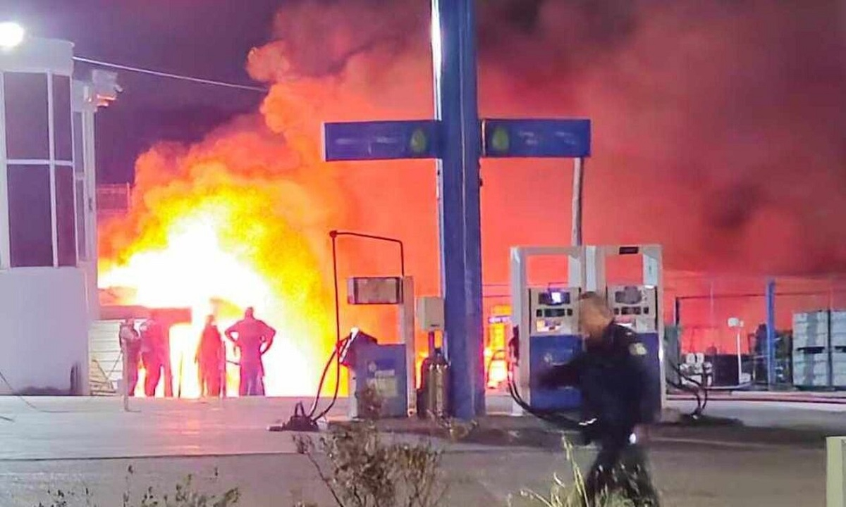 Φωτιά στη Μάνδρα: Στις φλόγες φορτηγά δίπλα σε βενζινάδικο