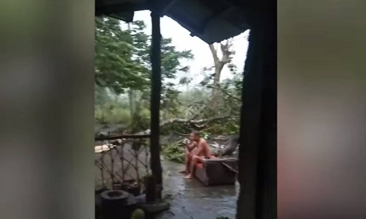 Άνδρας πίνει χαλαρά καφέ ενώ τυφώνας «χτυπάει» το σπίτι του