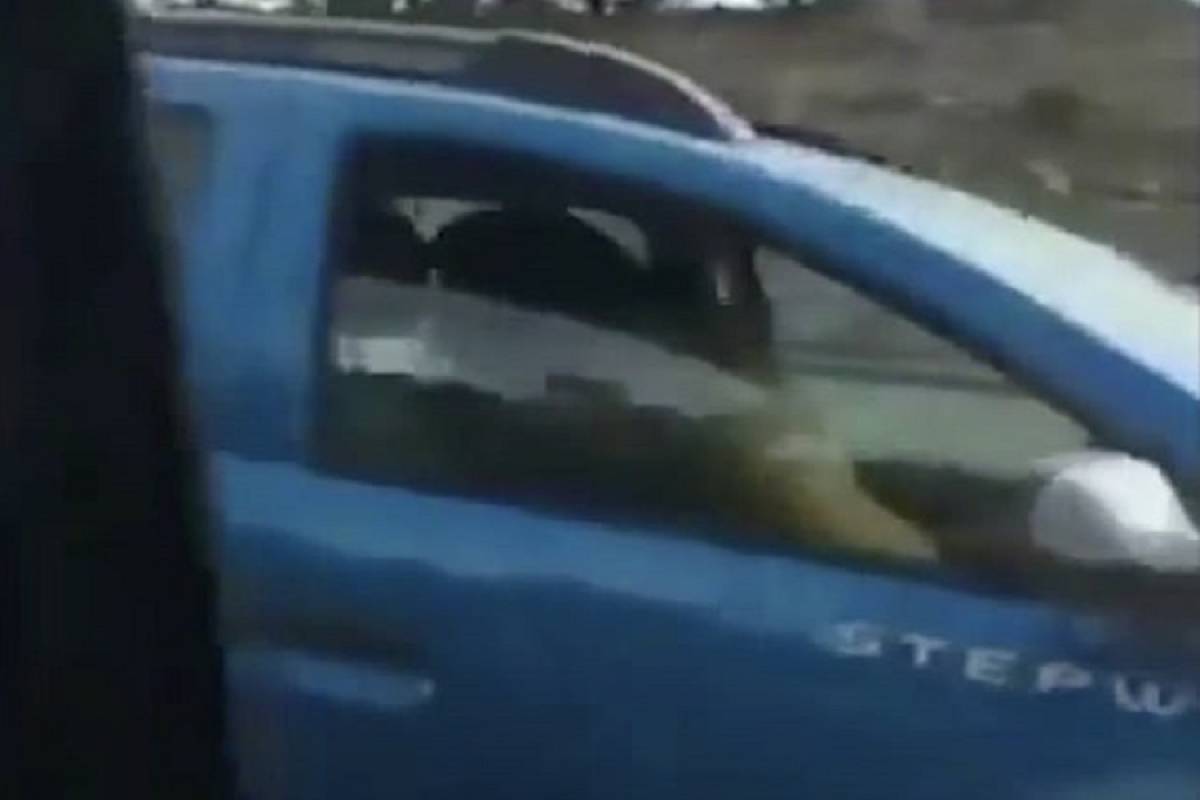 Ζευγάρι ερωτοτροπούσε μέσα στο αυτοκίνητο εν κινήσει στη μέση της λεωφόρου