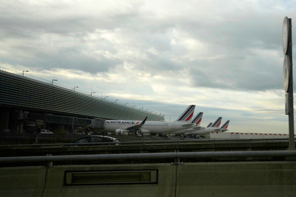 Συναγερμός σε 6 αεροδρόμια της Γαλλίας: Εκκενώσεις και αναστάτωση από «ξεχασμένες» βαλίτσες και απειλές για βόμβα