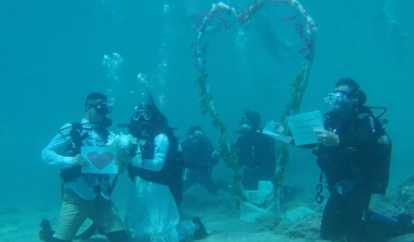 Στην Αλόννησο ο πρώτος υποβρύχιος πολιτικός γάμος (Βίντεο)