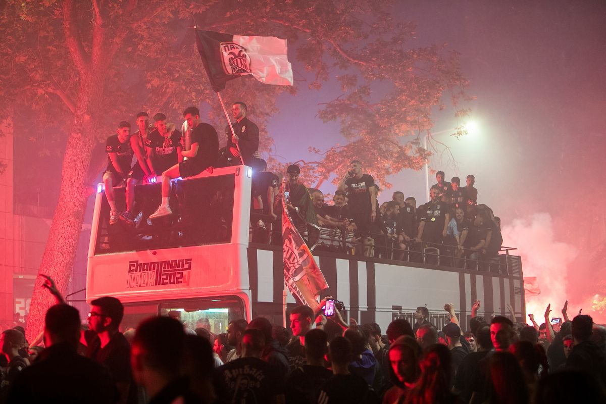 «Άλωσαν» τον Λευκό Πύργο χιλιάδες οπαδοί του ΠΑΟΚ: Γλέντι μέχρι το ξημέρωμα στη Θεσσαλονίκη