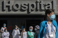 Σαρώνει ο κορονοϊός: Επιστρέφει η μάσκα σε νοσοκομεία της Βρετανίας