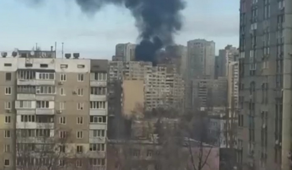 Πόλεμος στην Ουκρανία: Χτυπήθηκε πολυώροφη πολυκατοικία στο Κίεβο (Βίντεο)
