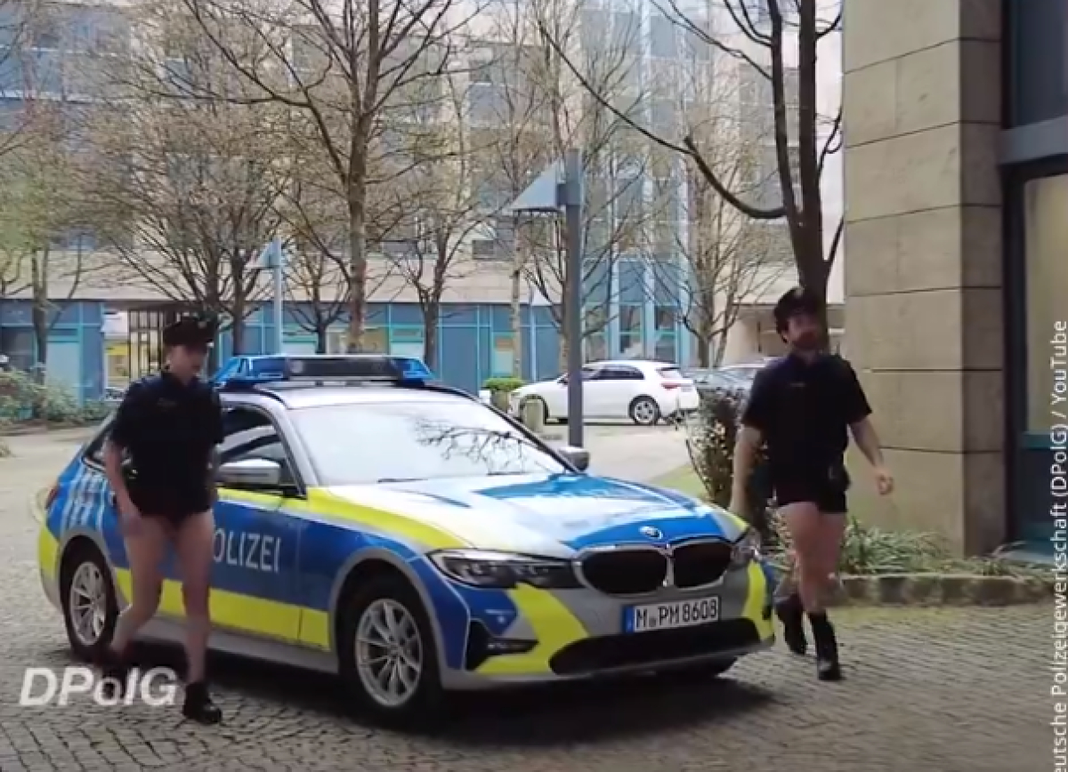 Γερμανοί αστυνομικοί… με τα παντελόνια κάτω (Βίντεο)