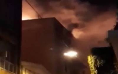 Φωτιά ξέσπασε σε κτήριο στην Ομόνοια (video)