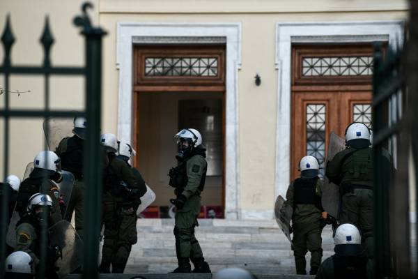 Χρυσοχοΐδης: Δικαίωμα συλλήψεων από τους φρουρούς στα ΑΕΙ