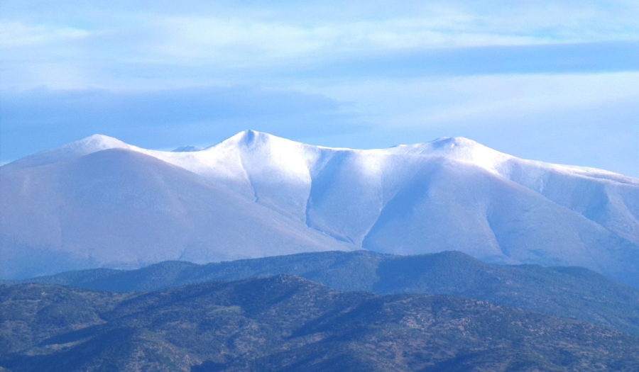 Ολυμπος: Μαγευτικές εικόνες με τις χιονισμένες βουνοκορφές