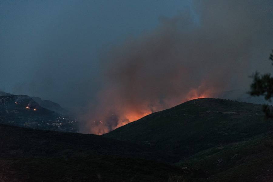 Εύβοια: Μαίνεται η φωτιά - Εκκενώθηκαν τέσσερα χωριά, μία σύλληψη για εμπρησμό