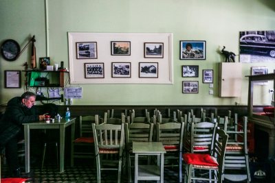 Τρίκαλα: Viral ταμπέλα σε καφενείο για τους ανεμβολίαστους