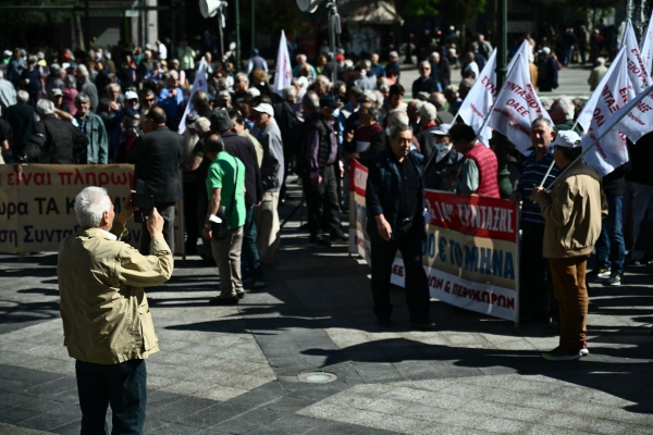 Συγκέντρωση συνταξιούχων στο κέντρο της Αθήνας - Πορεία προς το υπ. Εργασίας