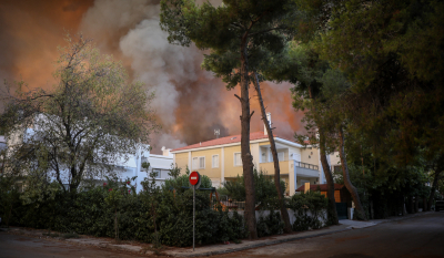Φωτιά στη Βαρυμπόμπη: 7 τραυματίες - Μεταφέρθηκαν στο νοσοκομείο