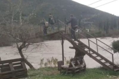 Αιτωλοακαρνανία: Μαθητές περνούν με αυτοσχέδια γέφυρα το «φουσκωμένο» ποτάμι