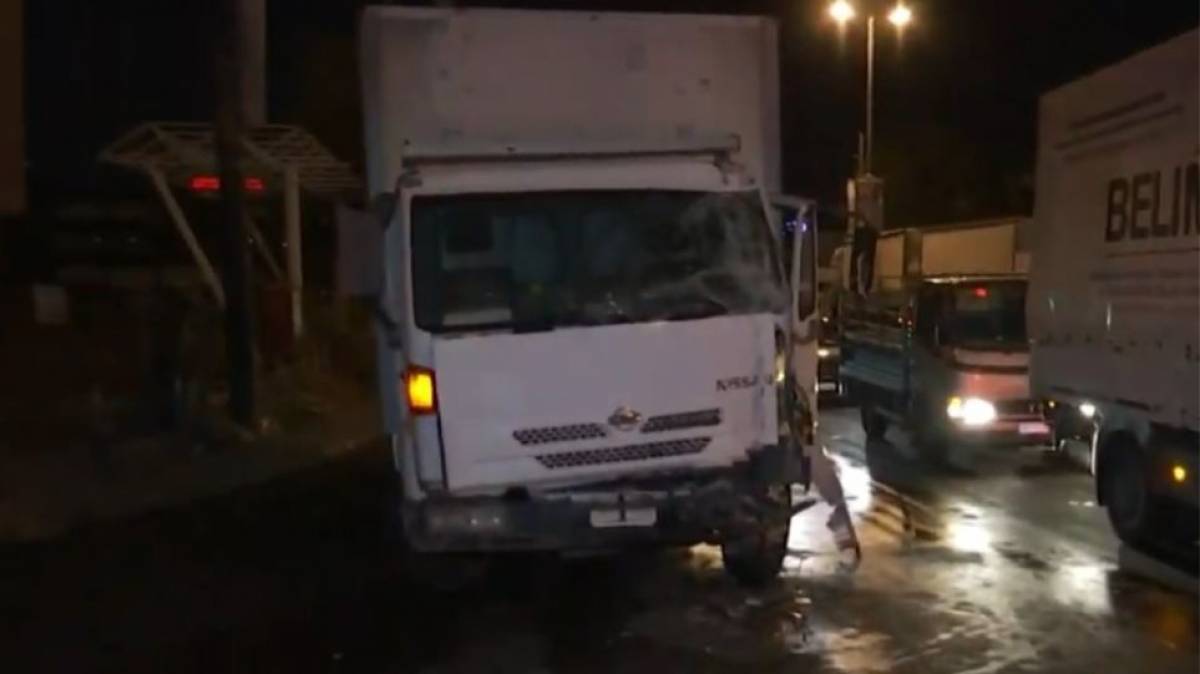 Πέτρου Ράλλη: Φορτηγό συγκρούστηκε λεωφορείο τα ξημερώματα