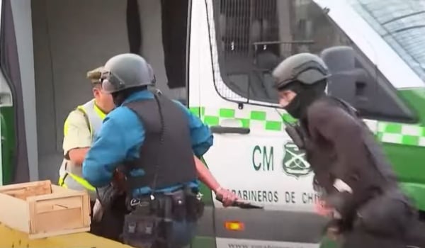 Σοκαριστικό βίντεο από τη Χιλή: Κρατούμενη αρπάζει όπλο από αστυνομικό και ανοίγει πυρ