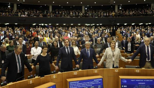 Brexit: Οι Ευρωβουλευτές τραγουδούν χέρι - χέρι το «Τραγούδι του Αποχωρισμού» (video)