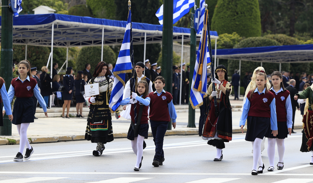 25η Μαρτίου: Εικόνες από τη μαθητική παρέλαση στο κέντρο της Αθήνας