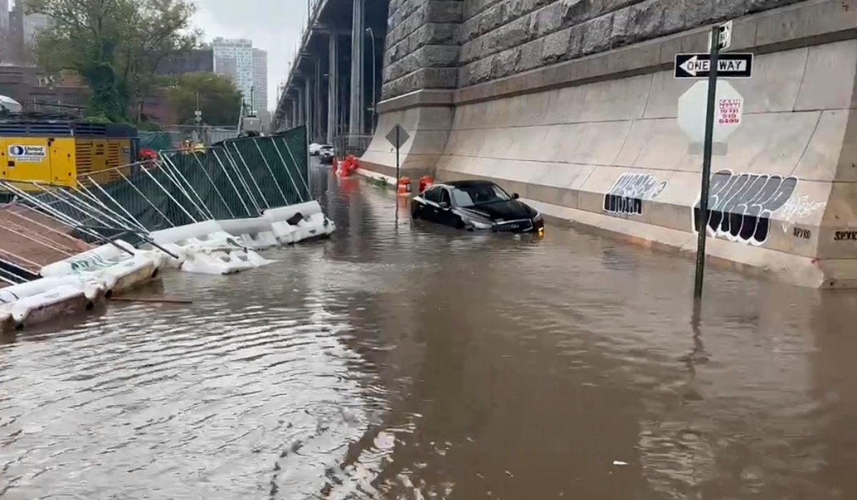 Χάος στη Νέα Υόρκη: Βροχή ενός μήνα έπεσε μέσα σε 3 ώρες - Πλημμύρισε το μετρό (Βίντεο)