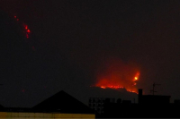 Νύχτα αγωνίας στην Κάρυστο: Καίγεται το Κάβο Ντόρο - Ζημιές σε στάβλους και κτηνοτροφικές εγκαταστάσεις