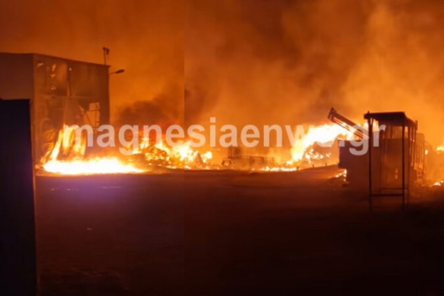 Βόλος: Τοξική ατμόσφαιρα στην πόλη λόγω φωτιάς σε εργοστάσιο ανακύκλωσης