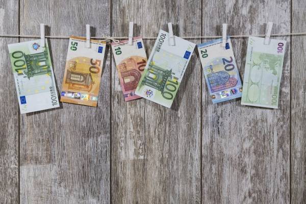 ΕΚΤ: Τα χαρτονομίσματα έχουν μικρό κίνδυνο μετάδοσης του κορονοϊού