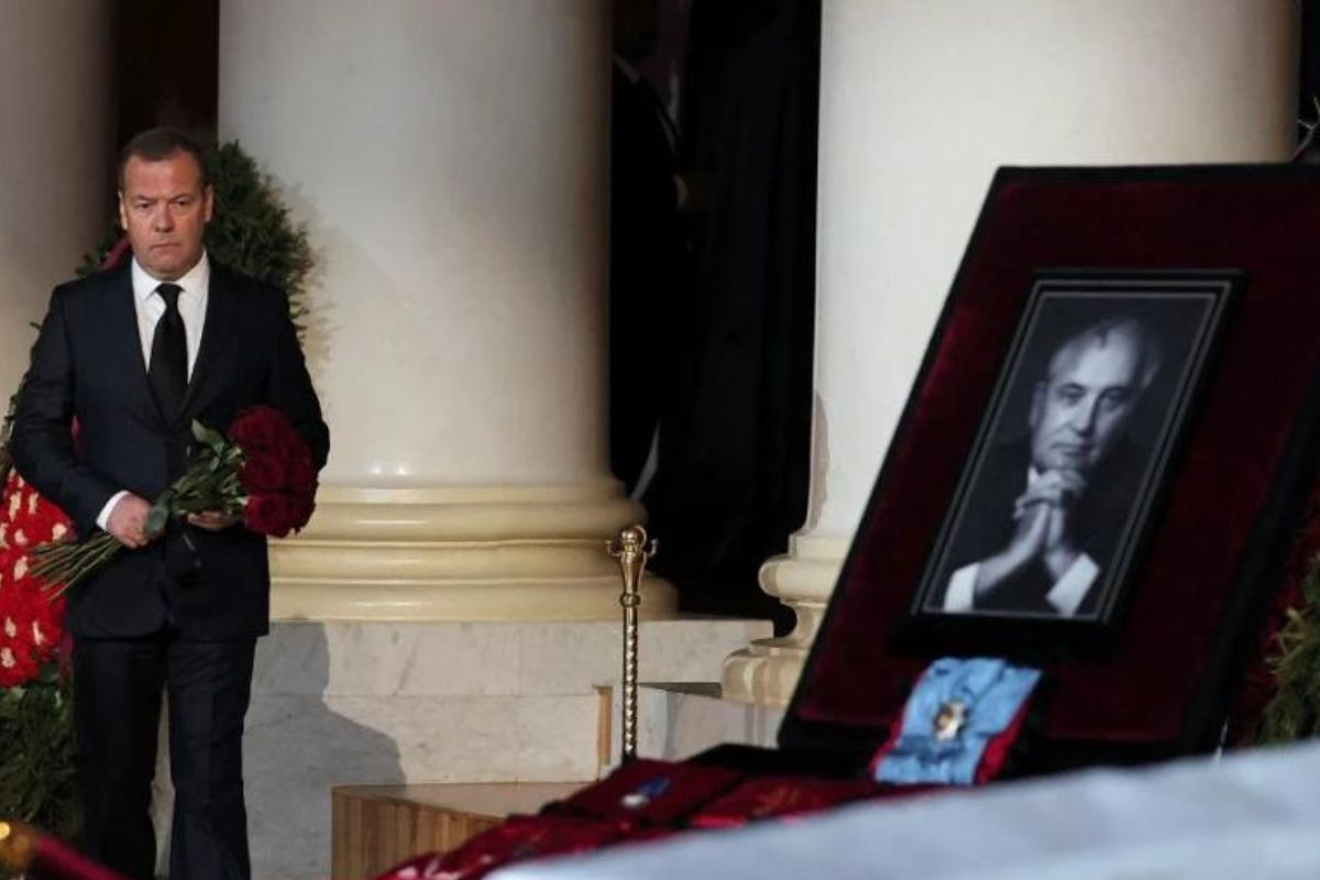 Μιχαήλ Γκορμπατσόφ: Με κόκκινα τριαντάφυλλα ο Μεντβέντεφ στην κηδεία του