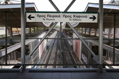 Ο Νάσος Ηλιόπουλος κυκλοφορεί με το τρένο Κηφισιά-Πειραιάς και γράφει για τις εμπειρίες του